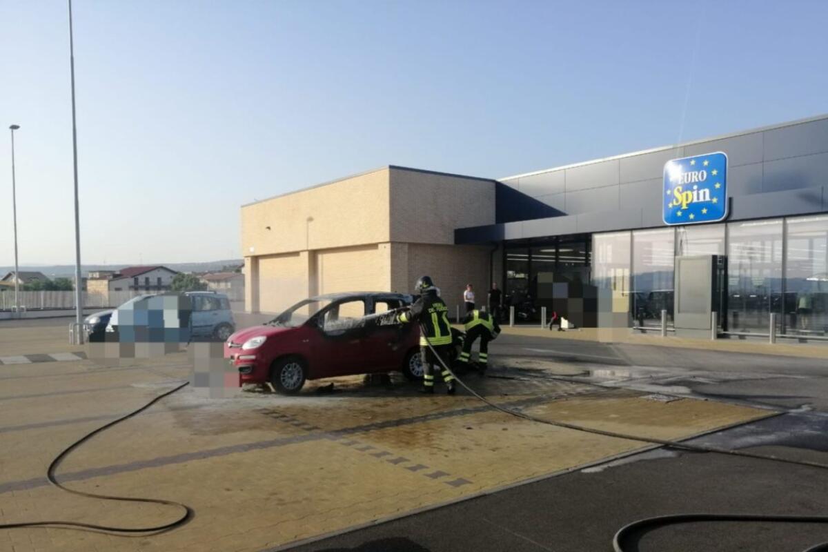 PATERNÒ: AUTO IN FIAMME NEL PARCHEGGIO DEL SUPERMERCATO DI VIA N.SAURO - 