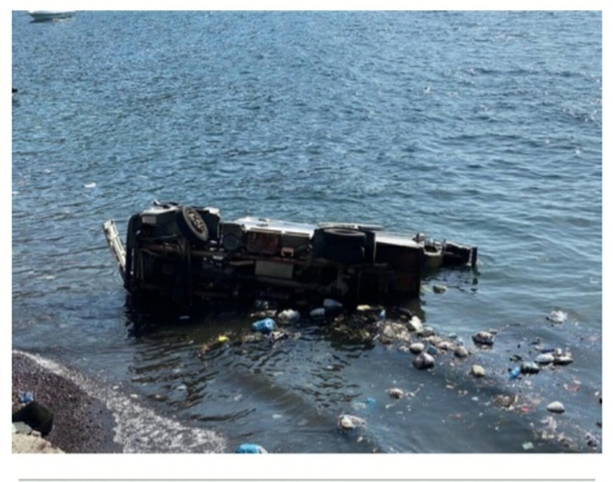 CAMION A LIPARI PRECIPITA IN MARE, FERITO AUTISTA - 