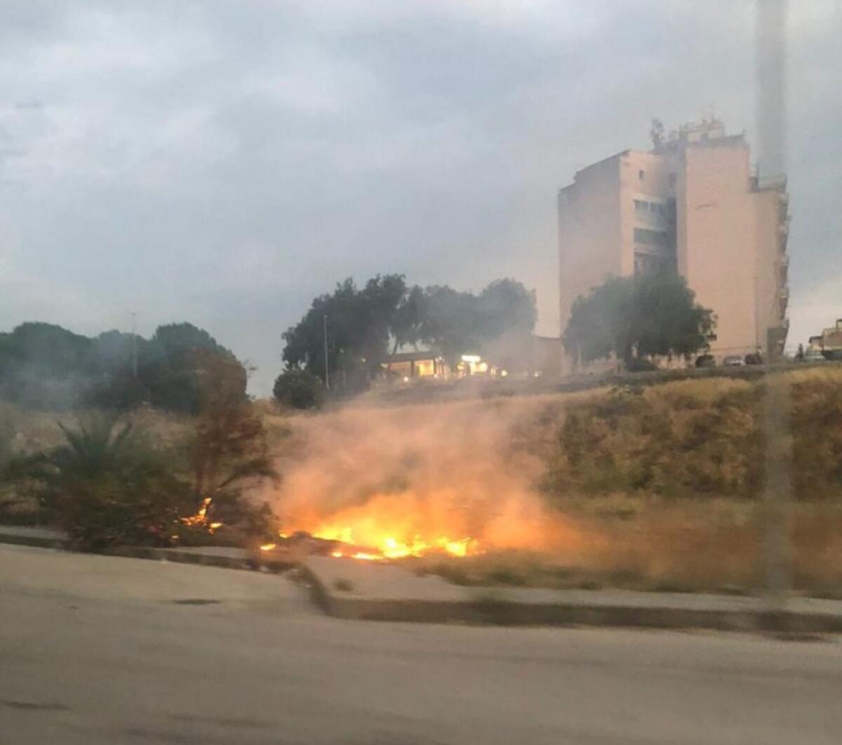 PATERNO’: INCENDIO DI STERPAGLIE AL CORSO ITALIA, INTERVENGONO I VIGILI DEL FUOCO - 