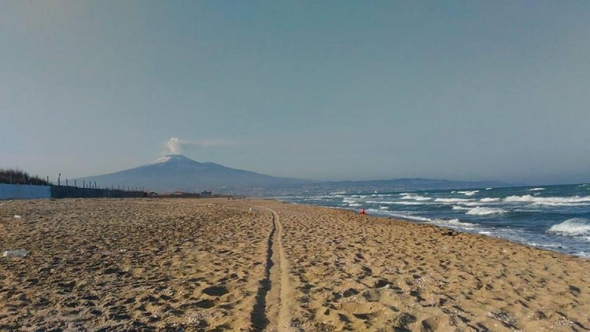 CATANIA, ARMATO DI COLTELLO ENTRA IN UN LIDO DELLA PLAYA E RUBA SOLDI E TABLET: IN MANETTE - 