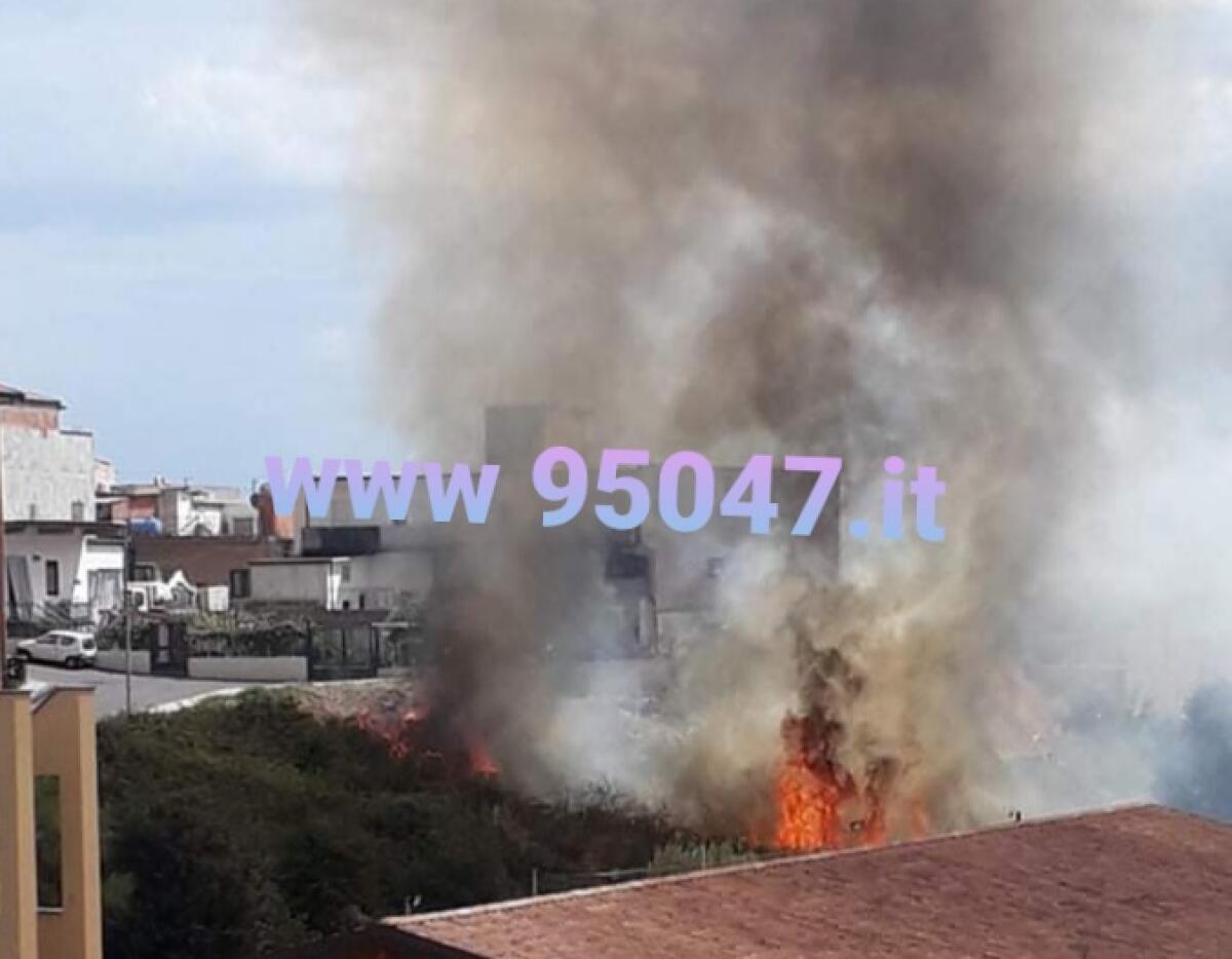 INCENDIO DI STERPAGLIE A PATERNÒ IN ZONA SCALA VECCHIA - 