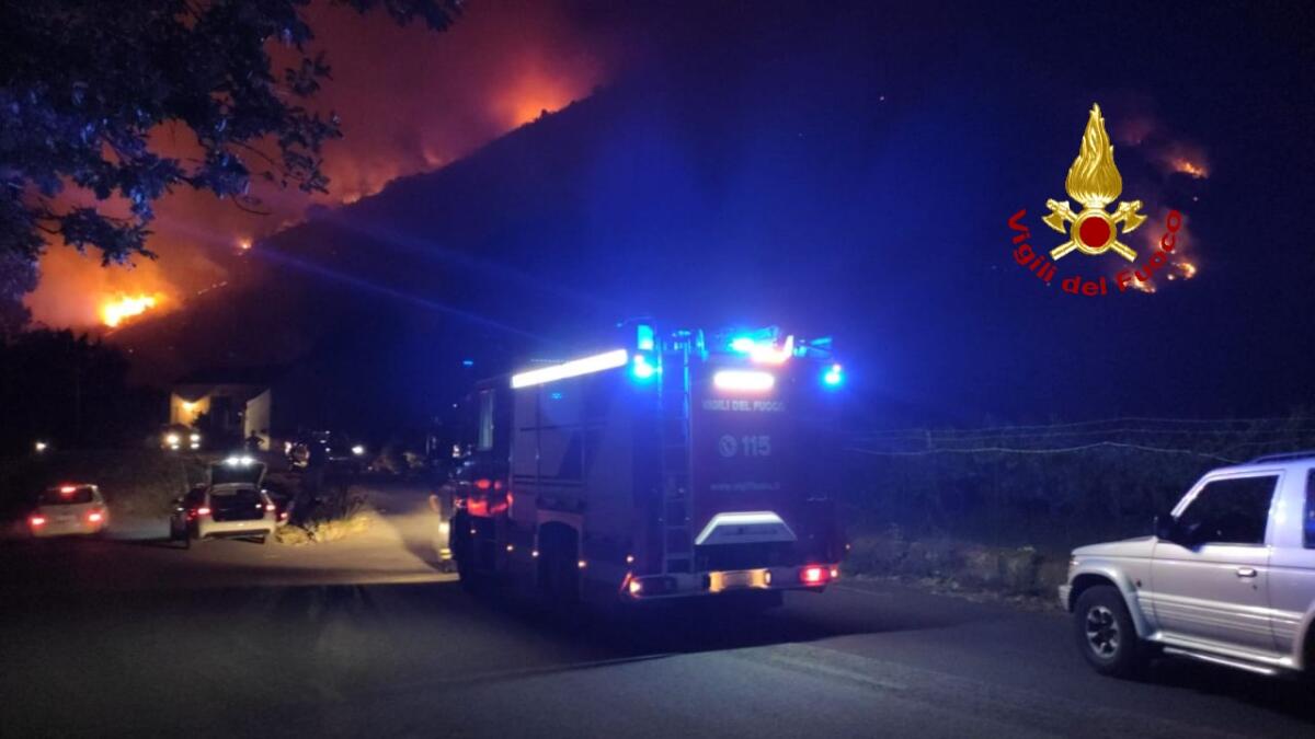 MONTE GORNA IN FIAMME: INCENDIO, FRA TRECASTAGNI E VIAGRANDE, EVACUATE PERSONE - 