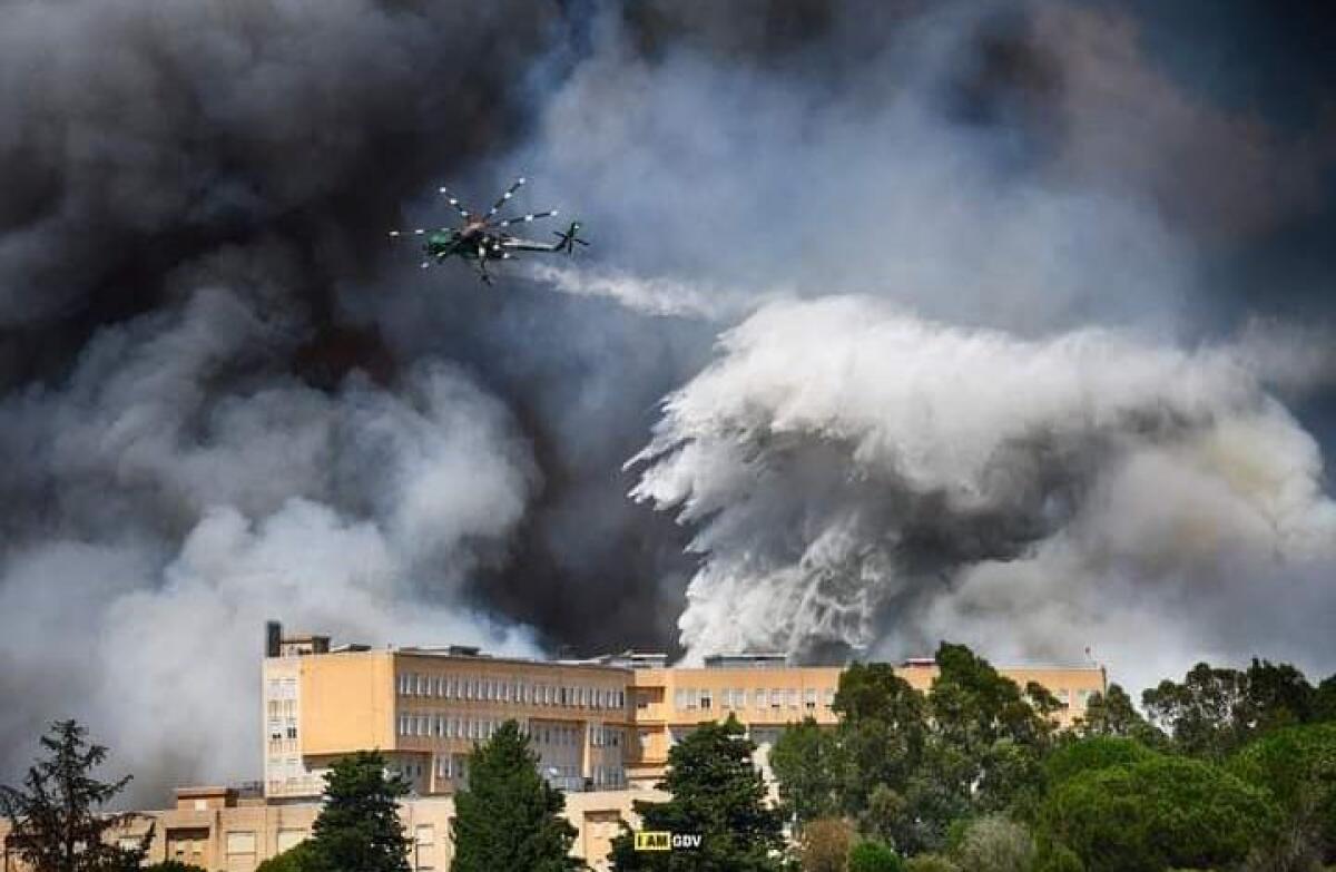PAURA A PIAZZA ARMERINA PER UN VASTO INCENDIO CHE MINACCIA ANCHE L’OSPEDALE - 