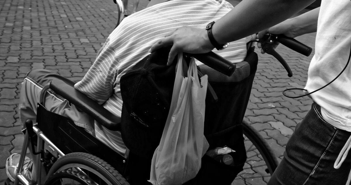 CATANIA: DONNA DELLE PULIZIE FA ACQUISTI E PRELIEVI CON IL BANCOMAT DELL’ANZIANA PER CUI LAVORA. INDAGATA - 