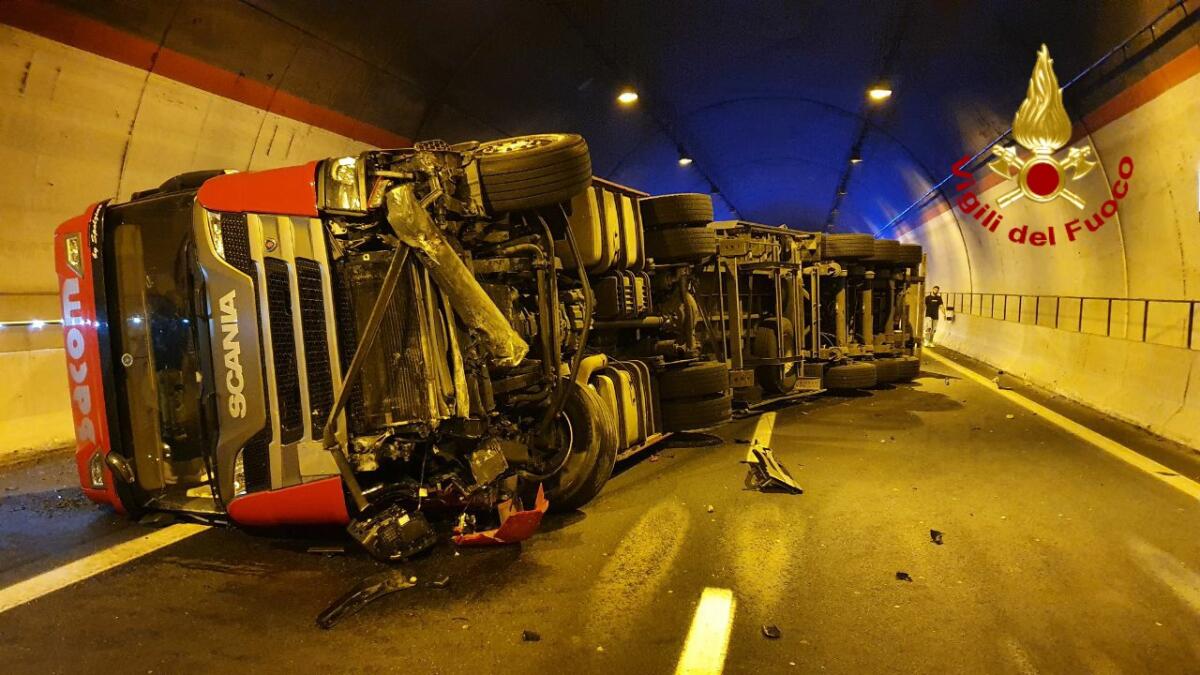 INCIDENTE IN GALLERIA SULLA CATANIA-SIRACUSA: SI RIBALTA AUTOARTICOLATO - 