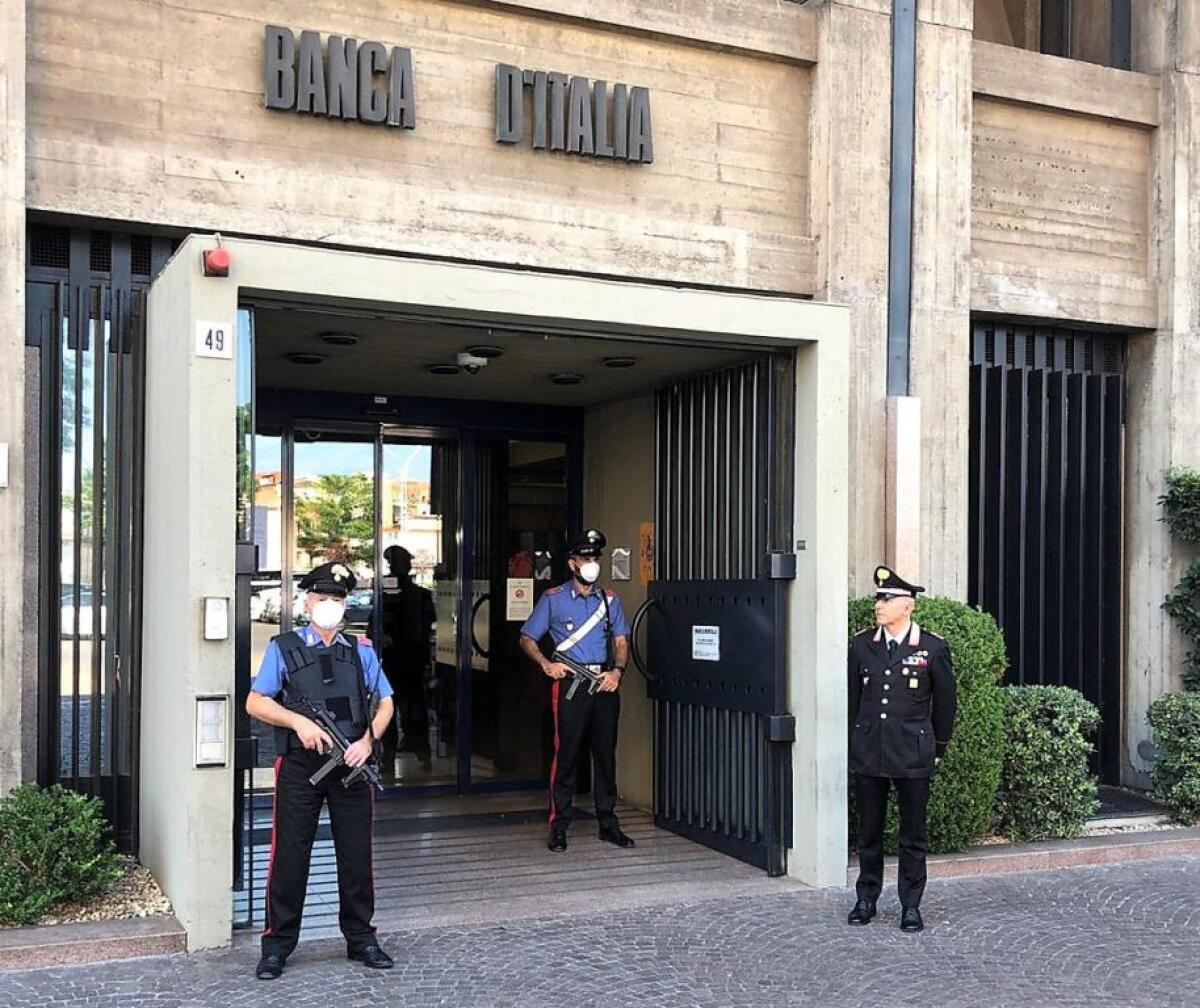 Catania. Bloccato dai CC della Banca d’Italia mentre fugge col telefonino rubato    - 