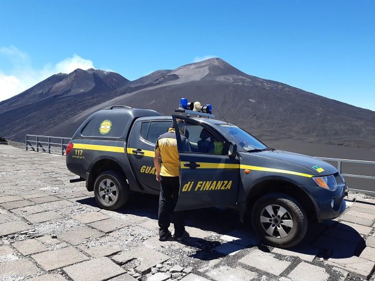 NICOLOSI: SOCCORSI DUE CICLISTI - 