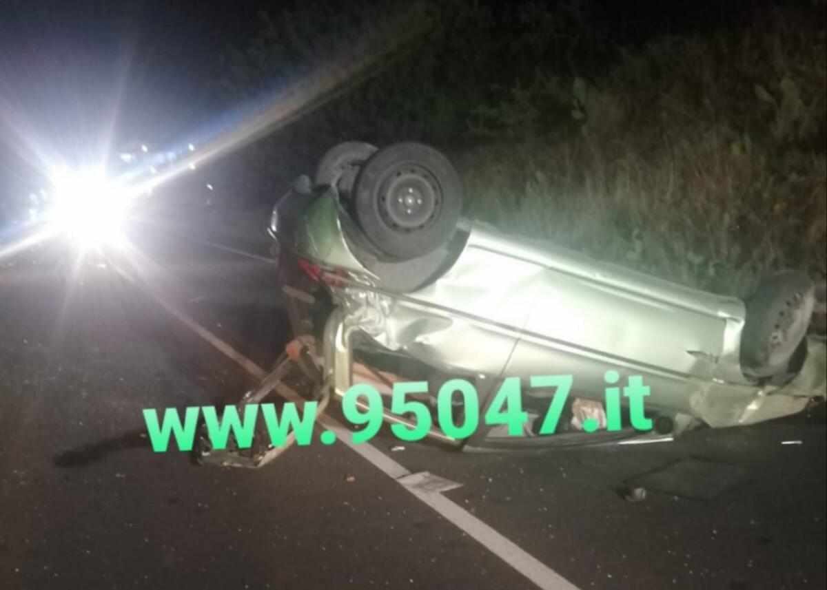 AUTO SI RIBALTA SULLA SS284, FERITO - 