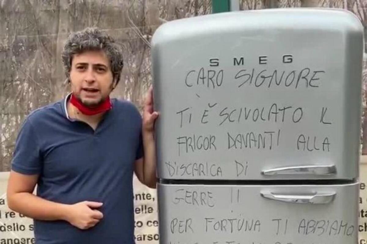CREMONA, ABBANDONA UN FRIGORIFERO PER STRADA, MA IL SINDACO GLIELO RIPORTA A CASA - 