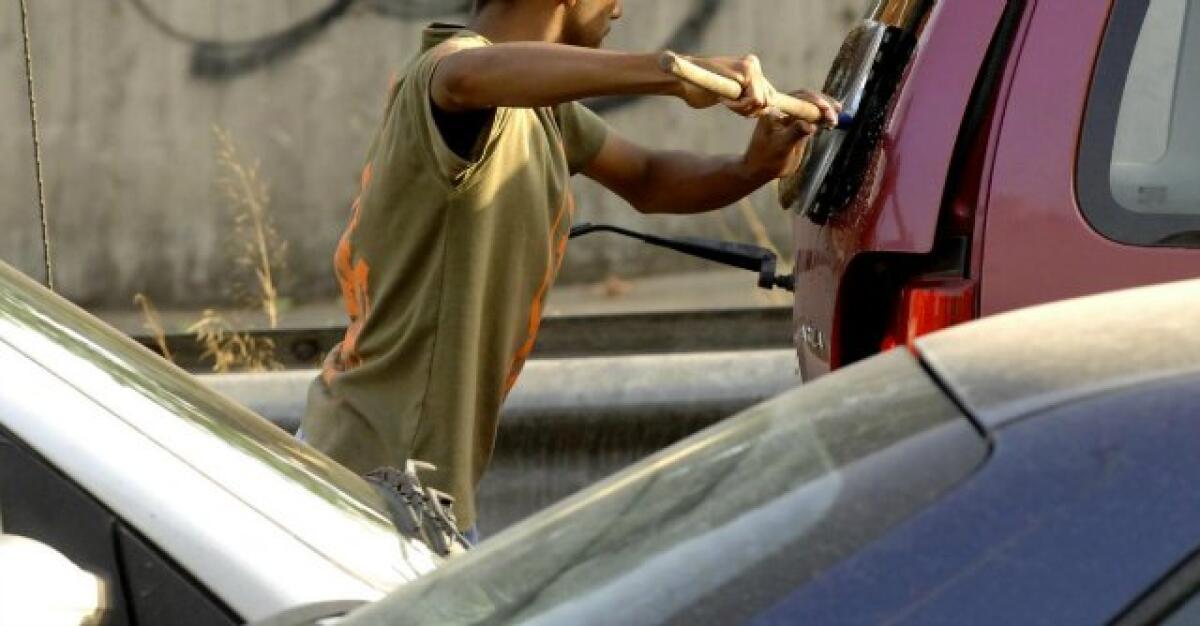 LAVAVETRI ‘MOLESTO’ IN VIA VINCENZO GIUFFRIDA AGGREDISCE I POLIZIOTTI DURANTE UN CONTROLLO - 