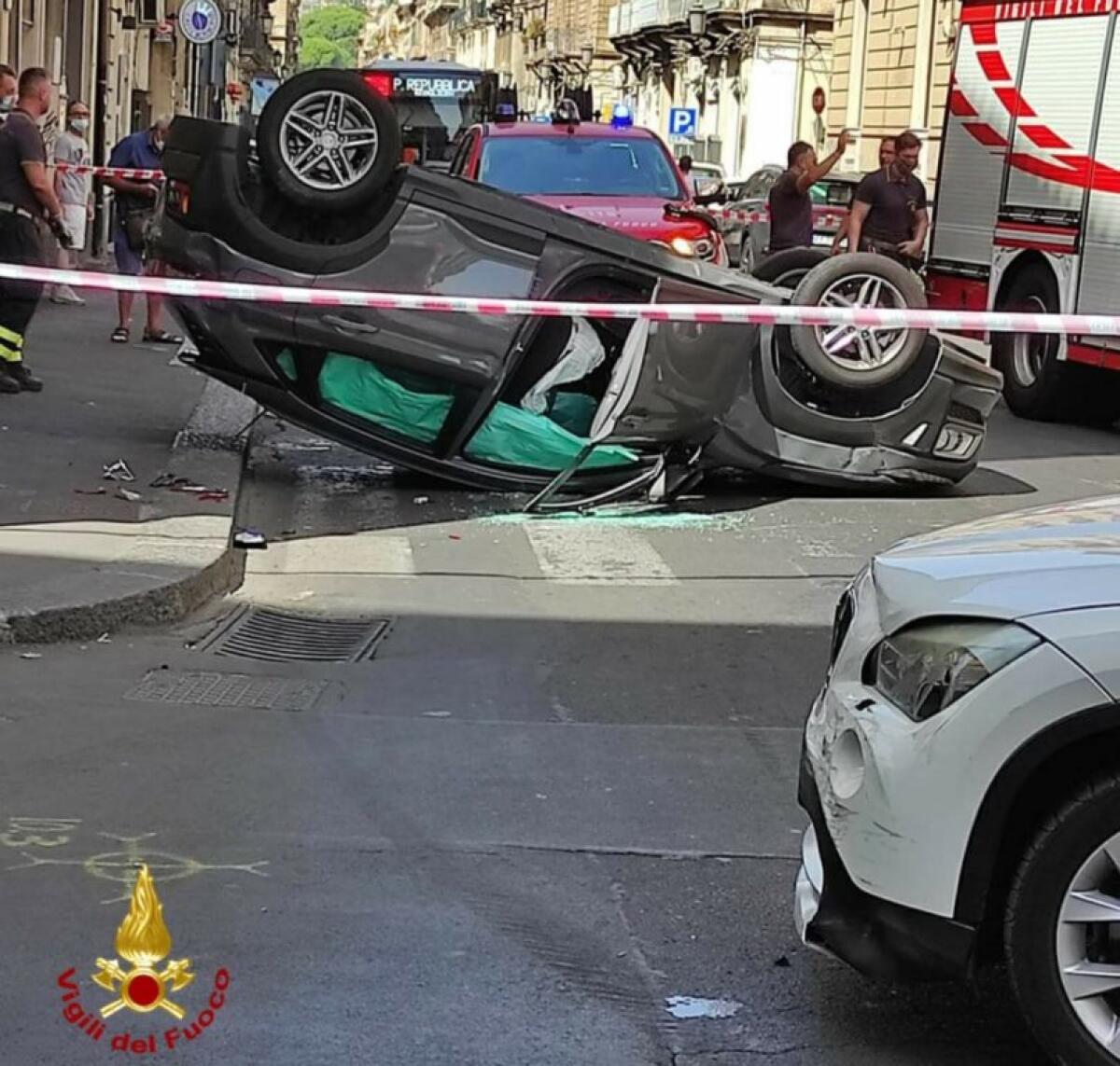 AUTO SI RIBALTA IN PIENO CENTRO A CATANIA, UN FERITO - 
