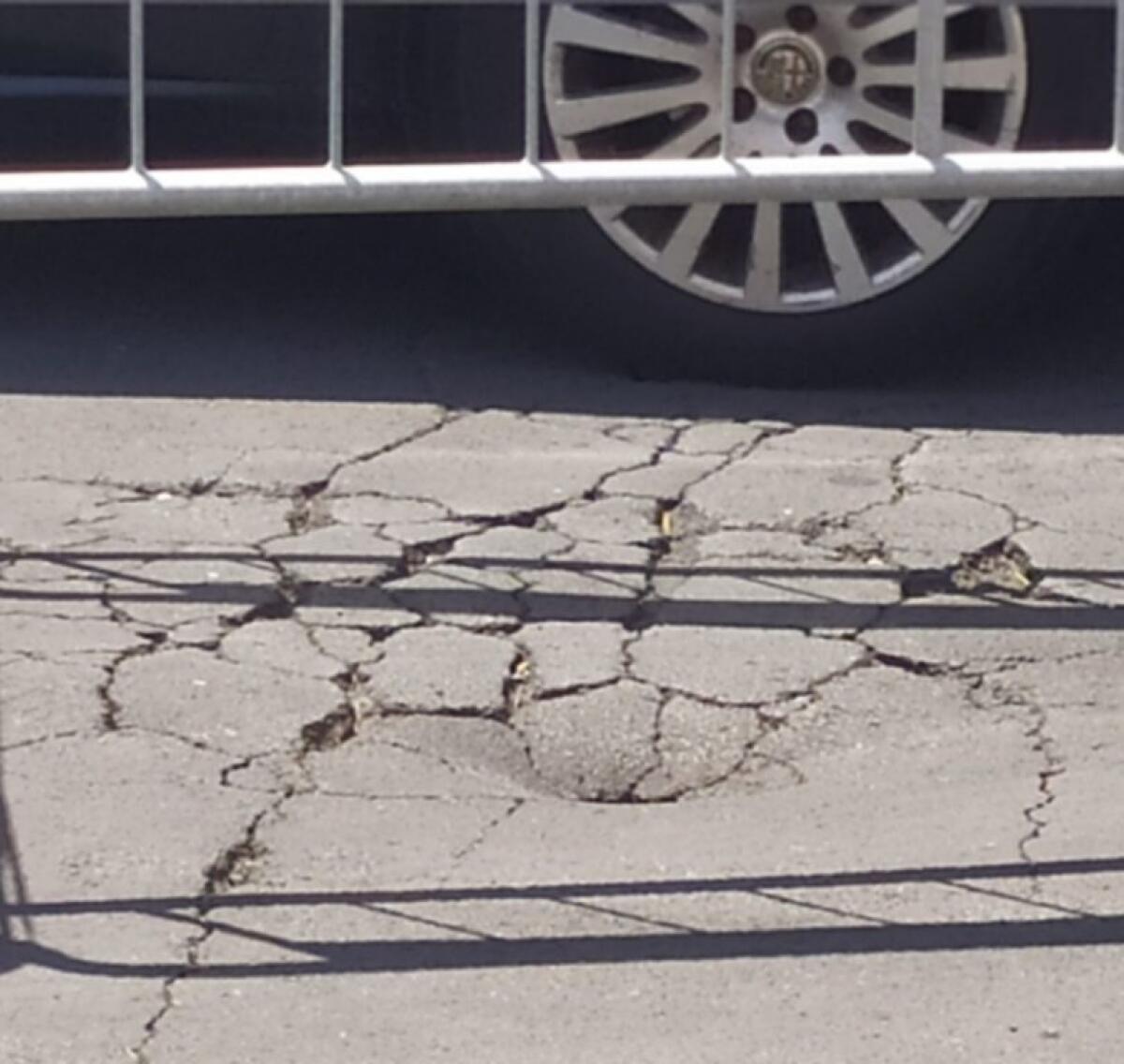 PATERNO': CEDE L’ASFALTO IN PIAZZA CARLO ALBERTO  E SI APRE UNA BUCA NEL MANTO STRADALE - 