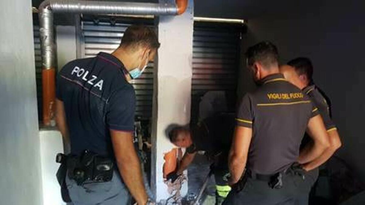 LIBRINO:CONTROLLI DELLA POLIZIA A   DROGA NASCOSTA NELLE FOGNE E FURTI DI ENERGIA - 