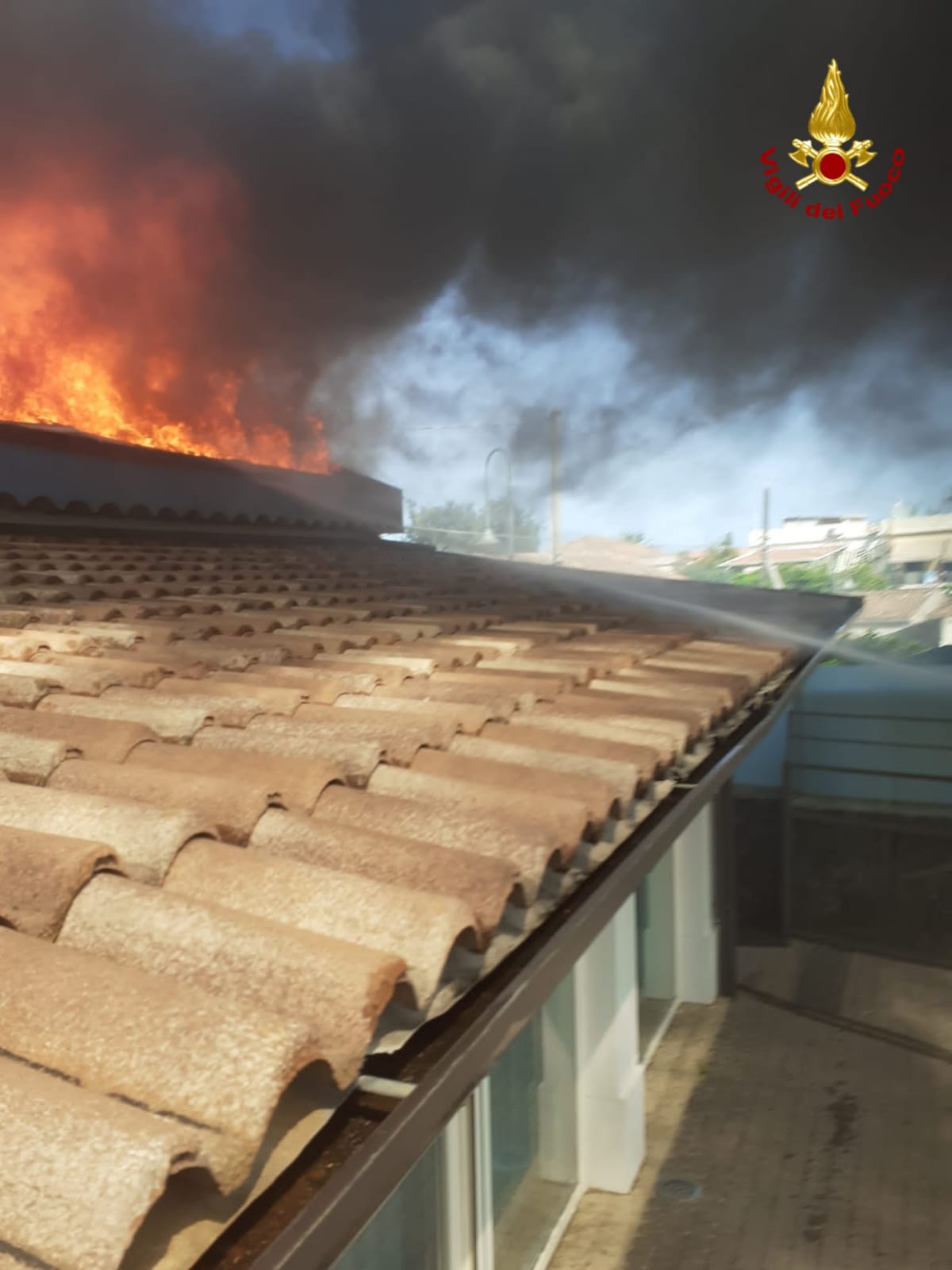 SANTA TECLA, PAURA PER UN INCENDIO DIVAMPATO SUL TETTO DI UNA VILLETTA