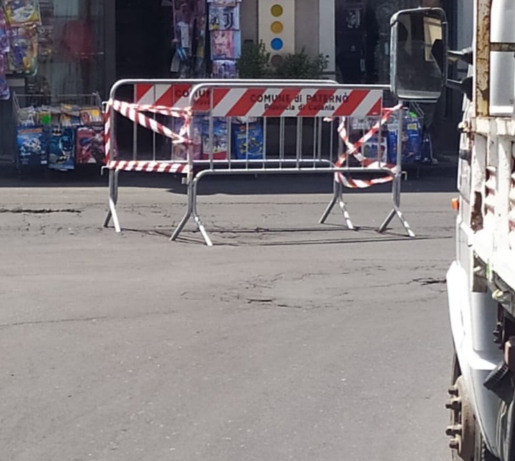 PATERNO': CEDE L’ASFALTO IN PIAZZA CARLO ALBERTO  E SI APRE UNA BUCA NEL MANTO STRADALE