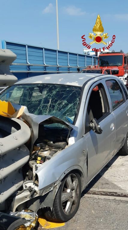 AUTO CONTRO GUARD RAIL SULL'ASSE DEI SERVIZI DI CATANIA, 3 FERITI UNO GRAVE CON CODICE ROSSO