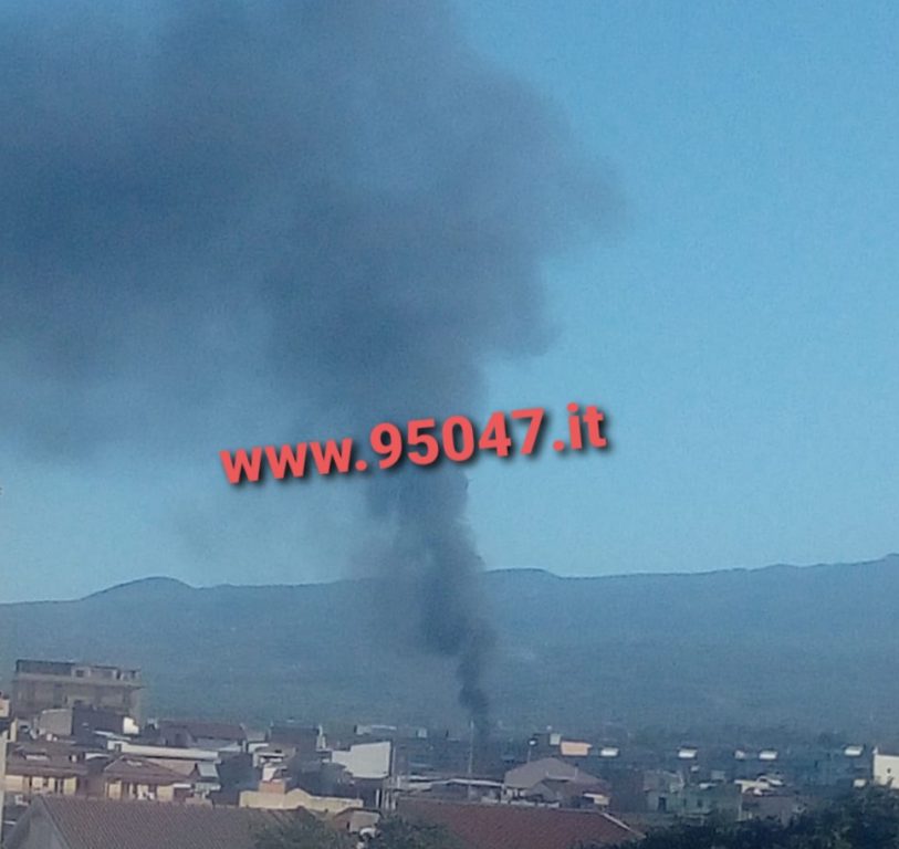 DENSA COLONNA DI FUMO NERO IN CIELO, IN FIAMME STERPAGLIE E RIFIUTI