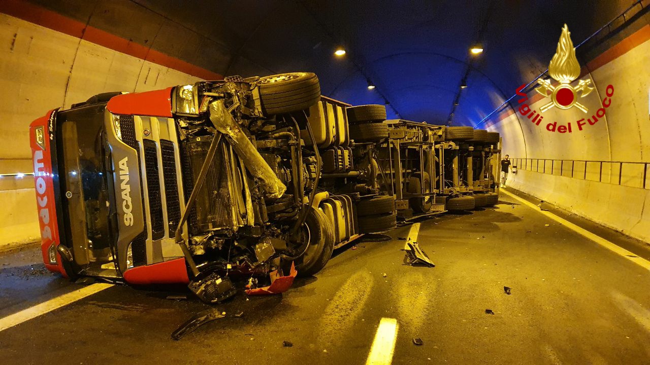 INCIDENTE IN GALLERIA SULLA CATANIA-SIRACUSA: SI RIBALTA AUTOARTICOLATO