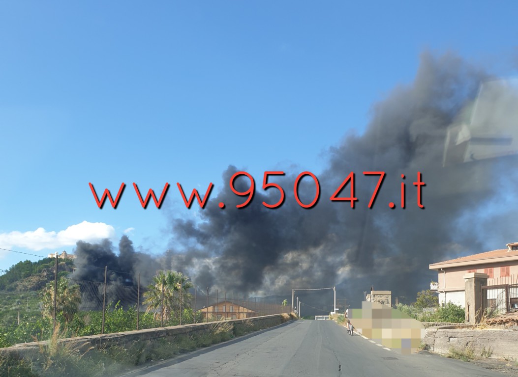 PATERNÒ: STERPAGLIE E RIFIUTI IN FIAMME, DENSA COLONNA DI FUMO NERO IN CIELO