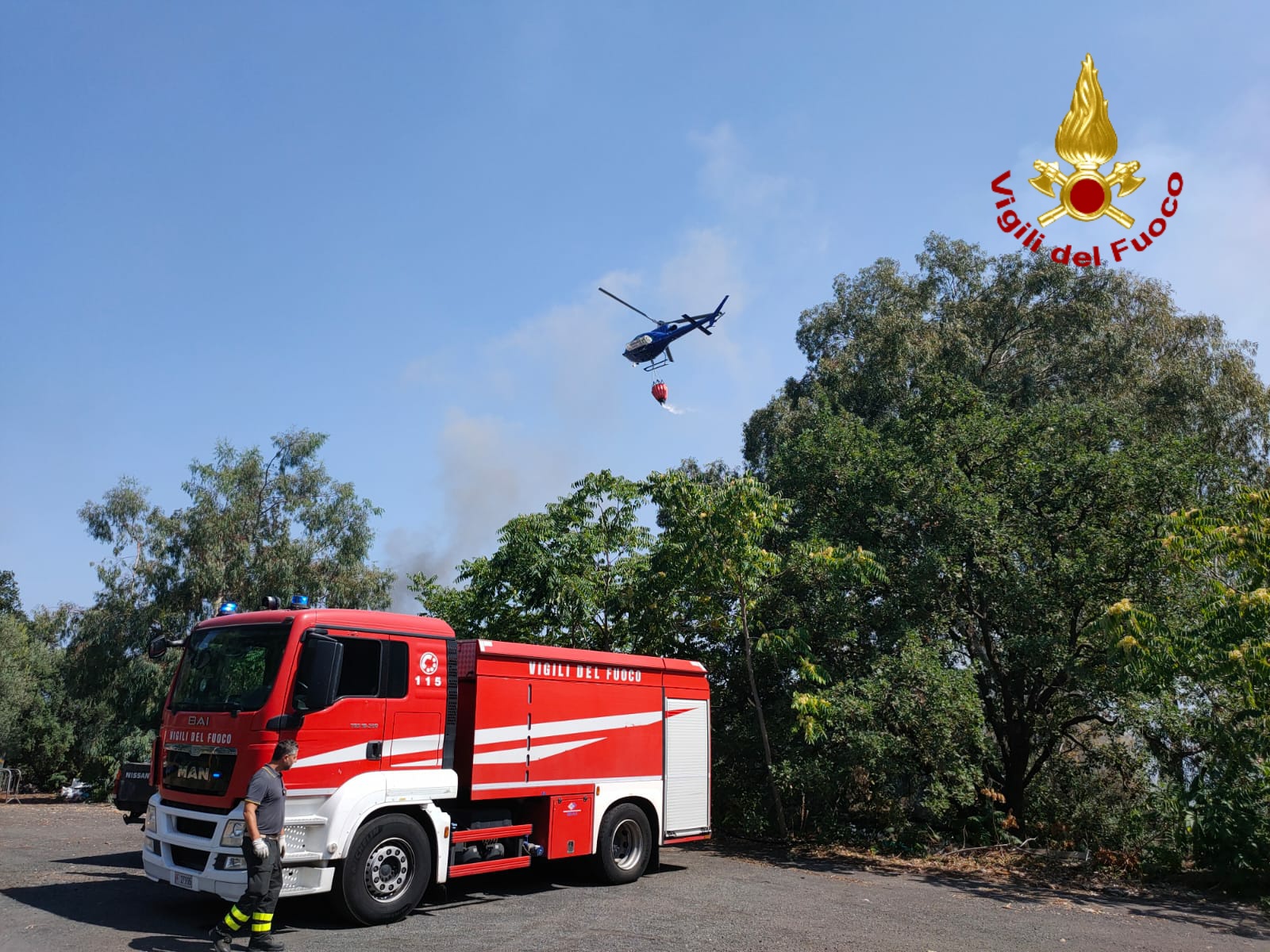INCENDIO DI STERPAGLIE  MINACCIATE ABITAZIONI SULLA COLLINA DI VAMPOLIERI