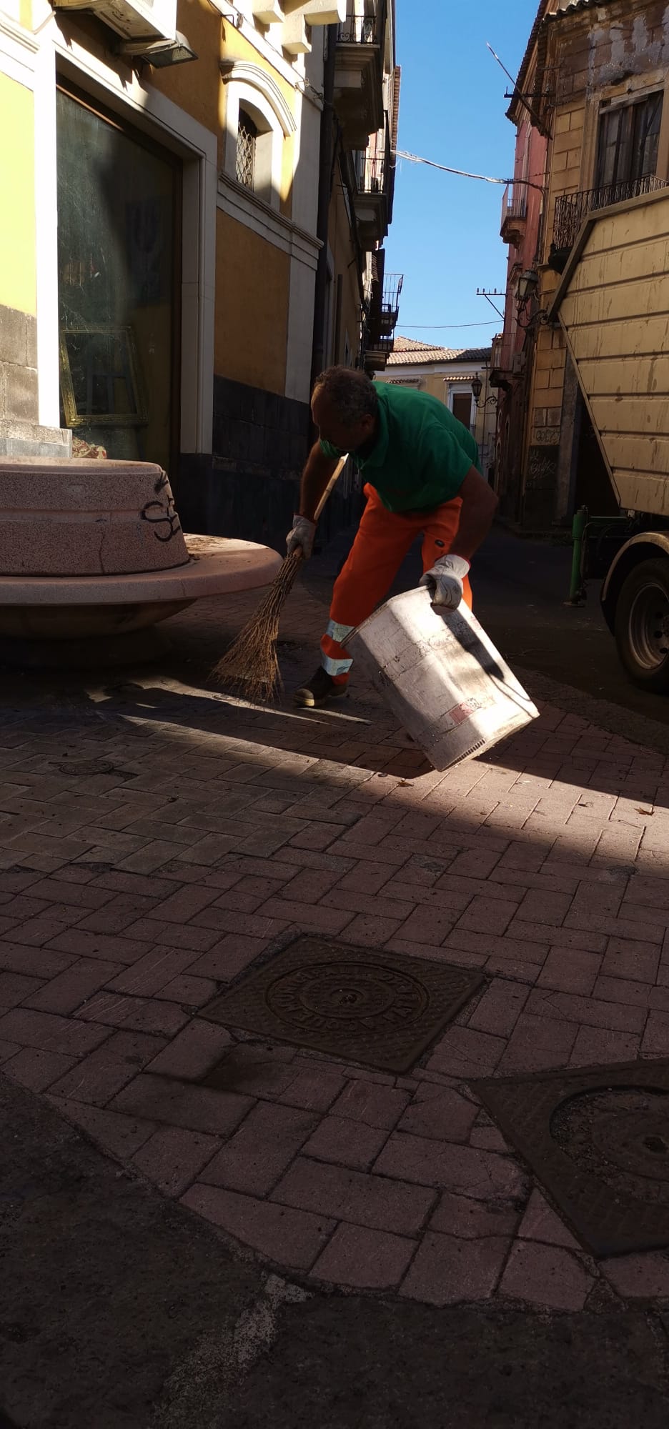 PATERNO’. PULIZIA STRADE, DIVIETI IGNORATI: VENTI MULTE E CINQUE RIMOZIONI