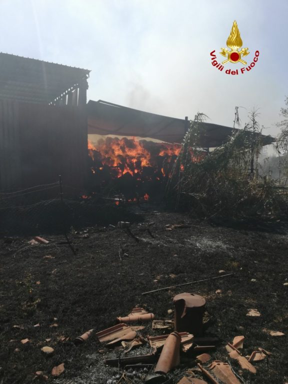 PATERNÒ, VASTO INCENDIO ALL'INTERNO DI UN FIENILE