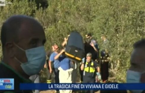 IL PAPÀ DI GIOELE IN LACRIME DAVANTI ALLA BARA. GLI INVESTIGATORI: “AL 99% APPARTENGONO AL BIMBO, MA SERVE ESAME DEL DNA”