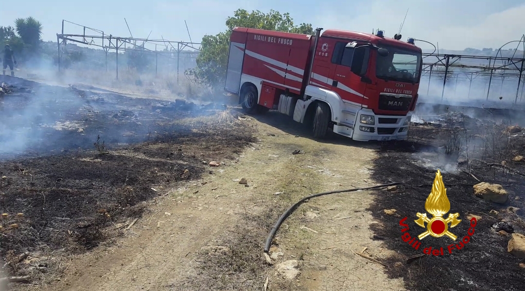 VASTO INCENDIO DI ALBERI E VEGETAZIONE A SCORDIA