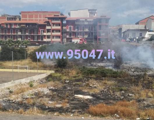 INCENDIO DI STERPAGLIE A PATERNÒ IN ZONA SCALA VECCHIA