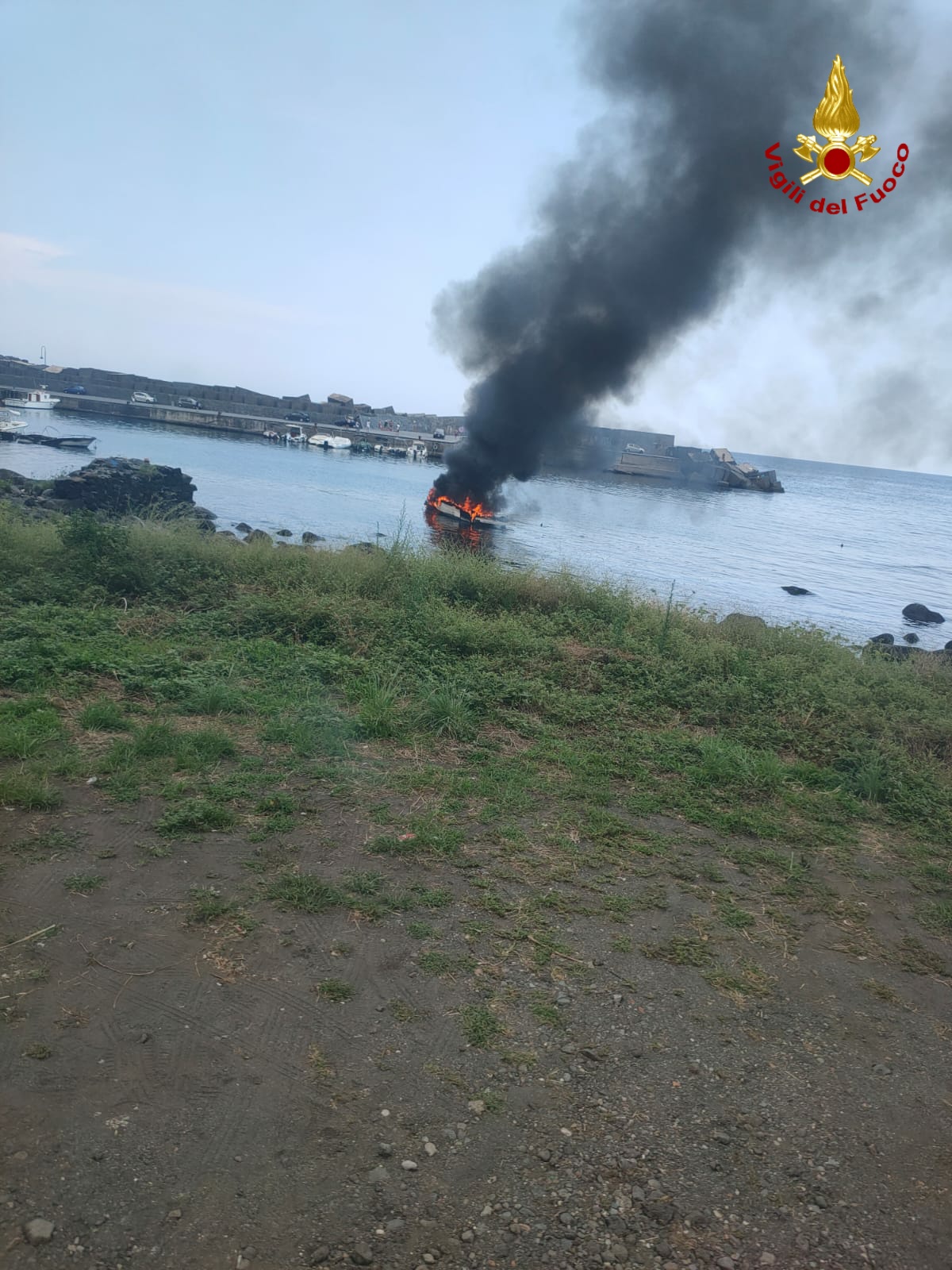 INCENDIO DI IMBARCAZIONI A S. MARIA LA SCALA , DUE FERITI, UNO CON GRAVI USTIONI