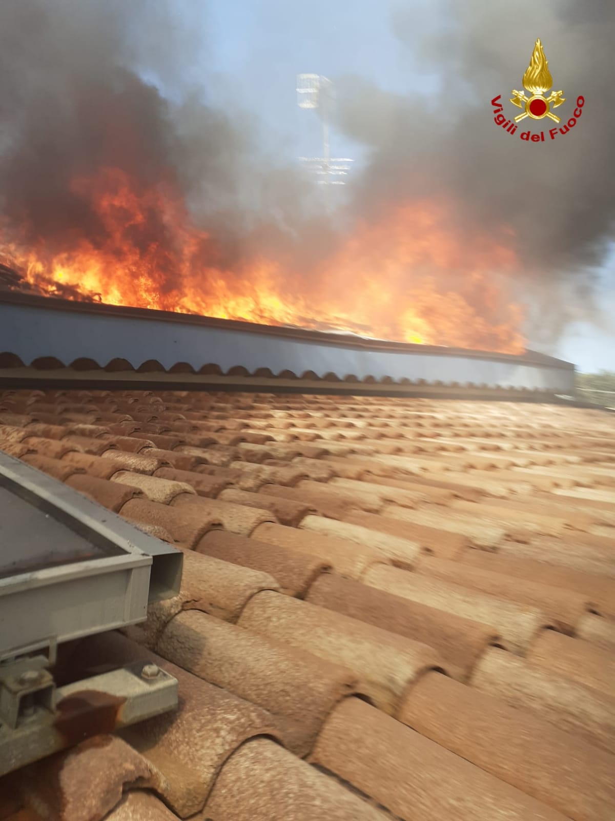 SANTA TECLA, PAURA PER UN INCENDIO DIVAMPATO SUL TETTO DI UNA VILLETTA