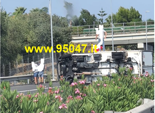 TIR SI RIBALTA SULLA TANGENZIALE DI CATANIA NEL POMERIGGIO
