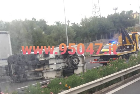 TIR SI RIBALTA SULLA TANGENZIALE DI CATANIA NEL POMERIGGIO