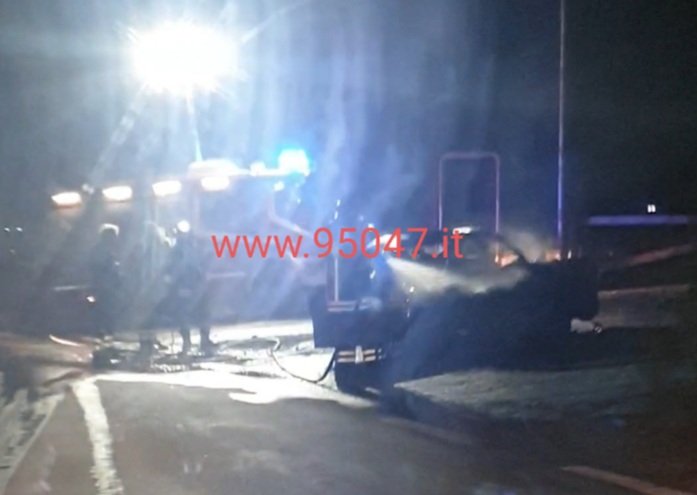AUTO IN FIAMME A BELPASSO LUNGO LA STRADA PROVINCIALE SP3III