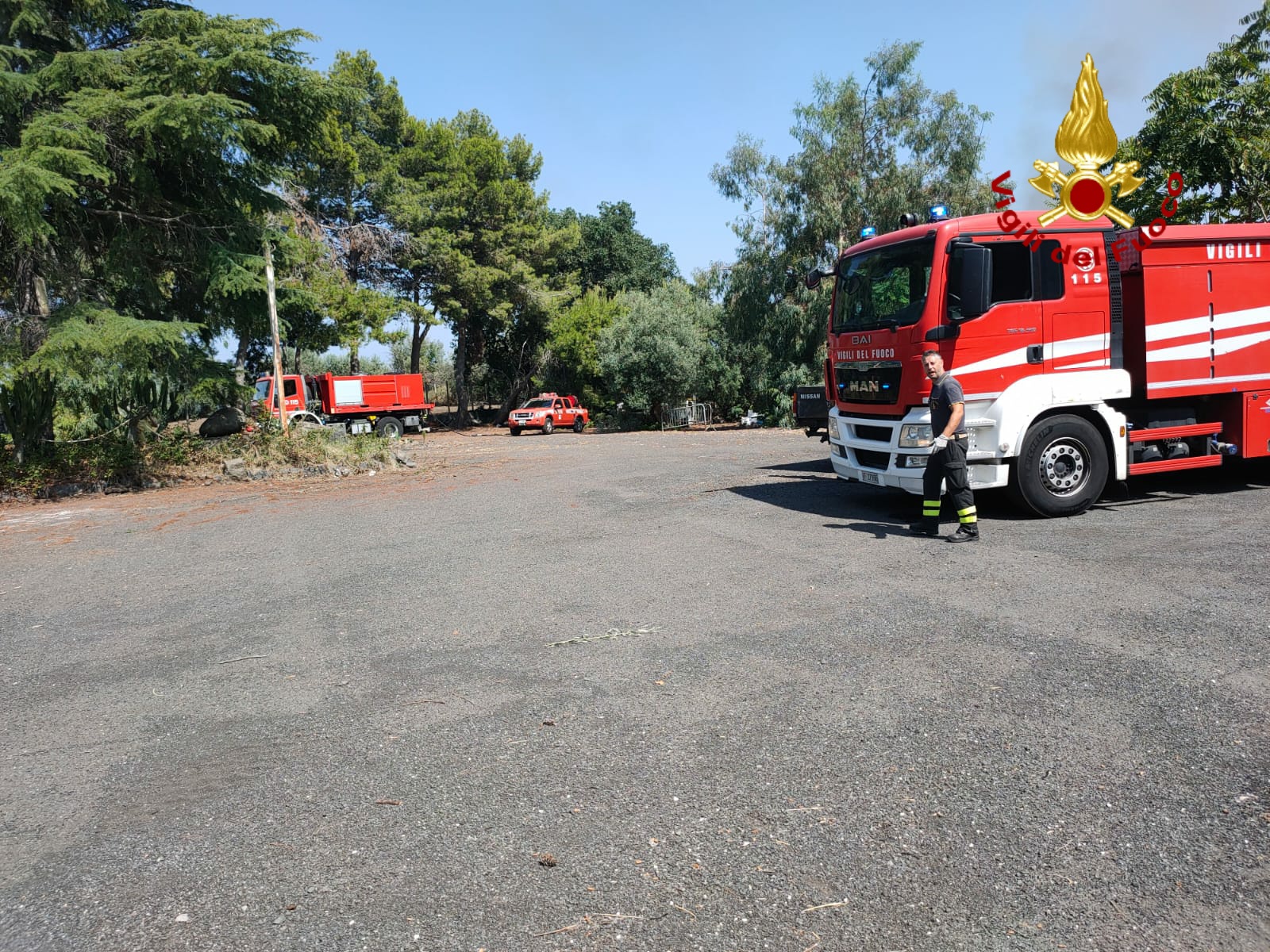 INCENDIO DI STERPAGLIE  MINACCIATE ABITAZIONI SULLA COLLINA DI VAMPOLIERI