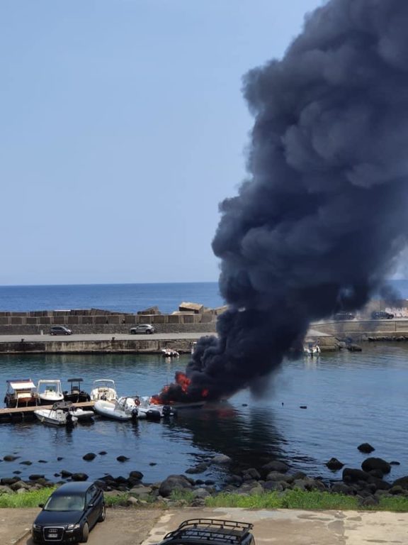 IN FIAMME IMBARCAZIONE A SANTA MARIA LA SCALA