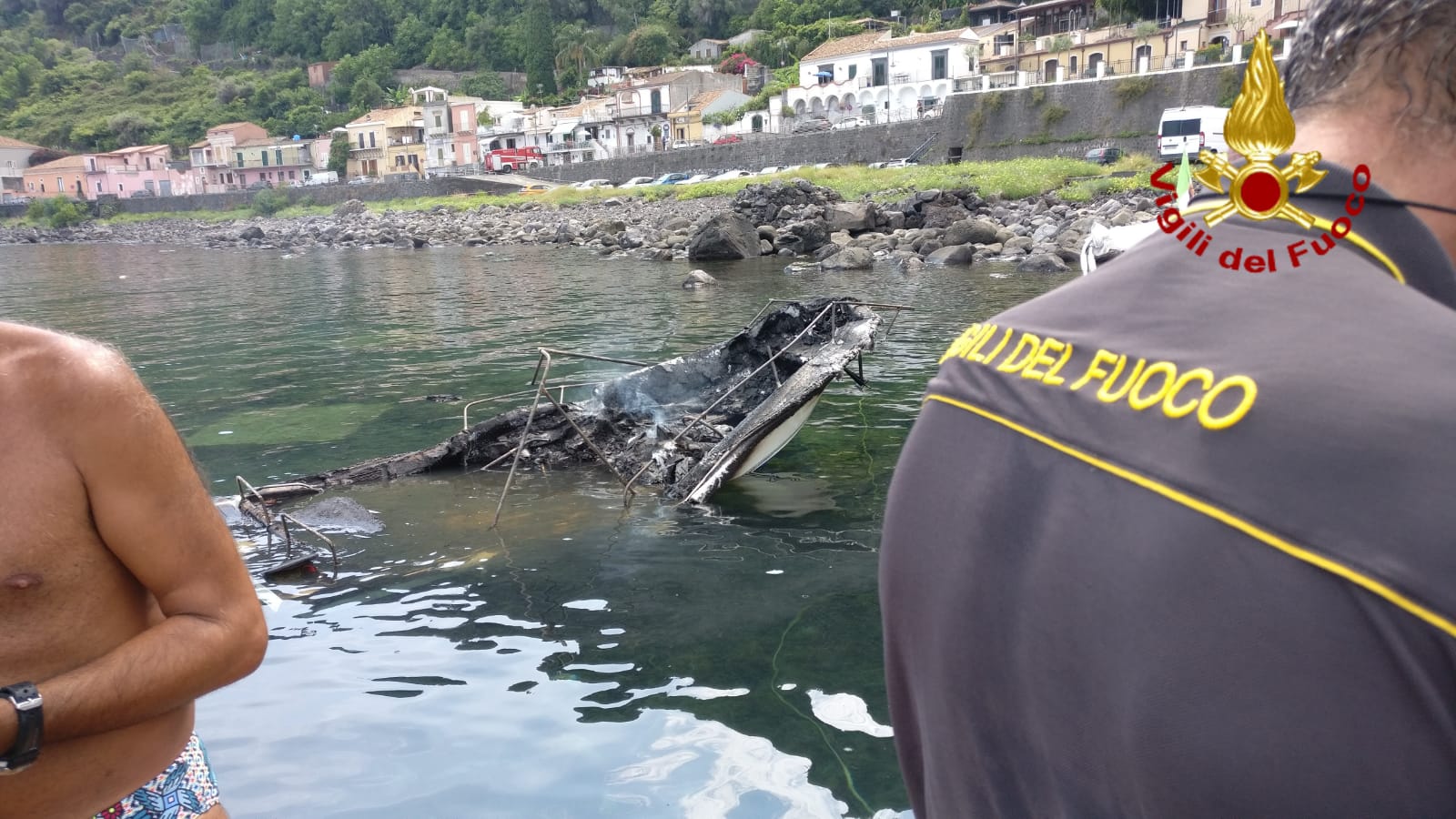 INCENDIO DI IMBARCAZIONI A S. MARIA LA SCALA , DUE FERITI, UNO CON GRAVI USTIONI