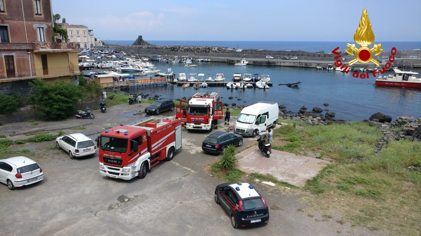 INCENDIO DI IMBARCAZIONI A S. MARIA LA SCALA , DUE FERITI, UNO CON GRAVI USTIONI