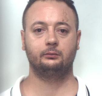 SCORDIA: INVEISCE CONTRO I CARABINIERI E LI AGGREDISCE: ARRESTATO