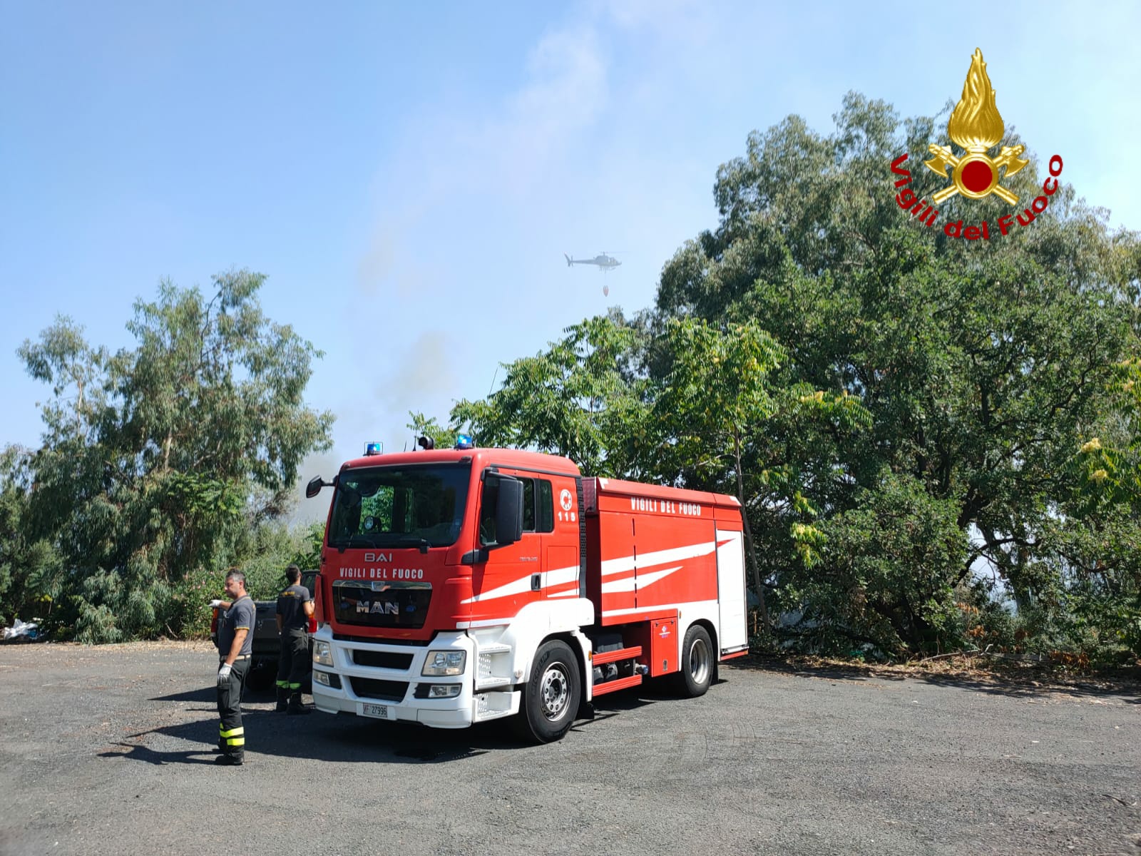 INCENDIO DI STERPAGLIE  MINACCIATE ABITAZIONI SULLA COLLINA DI VAMPOLIERI