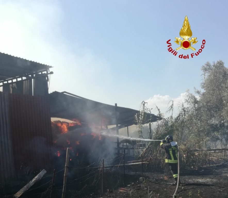 INCENDIO FIENILE A PATERNÒ IN CONTRADA CAFARO