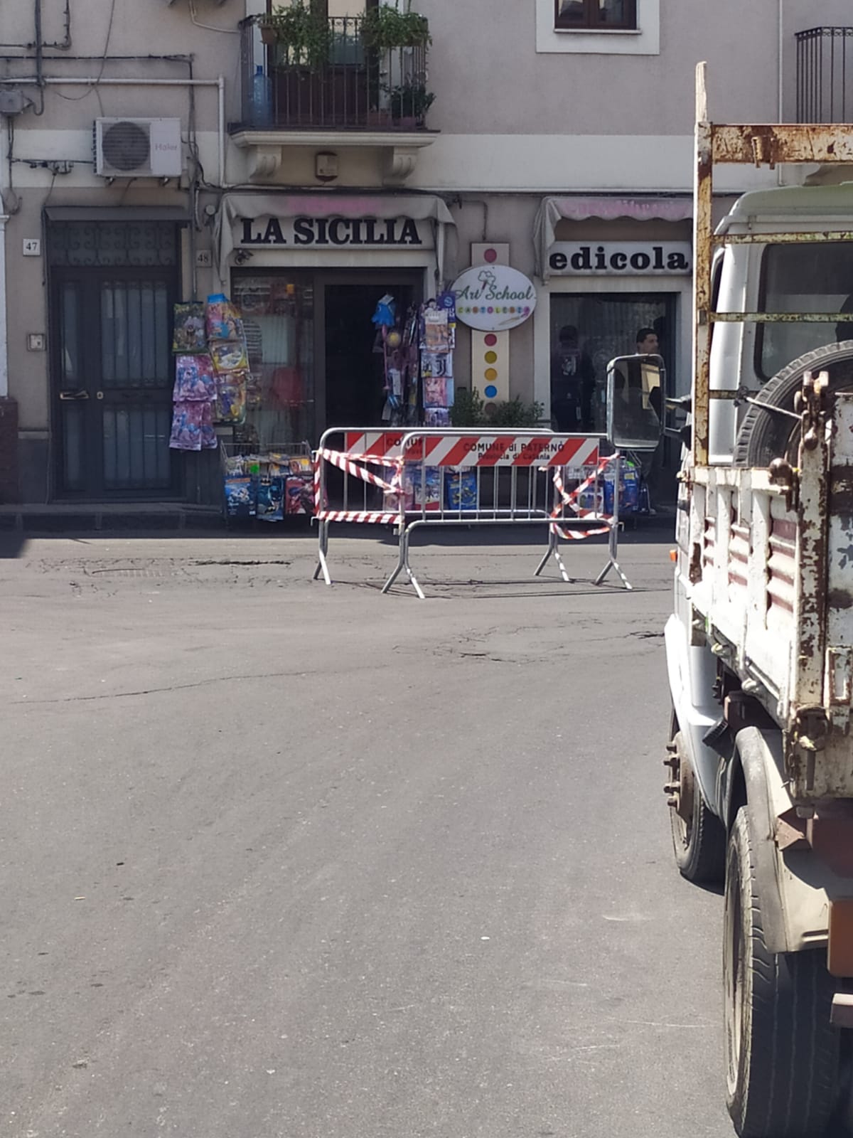 PATERNO': CEDE L’ASFALTO IN PIAZZA CARLO ALBERTO  E SI APRE UNA BUCA NEL MANTO STRADALE