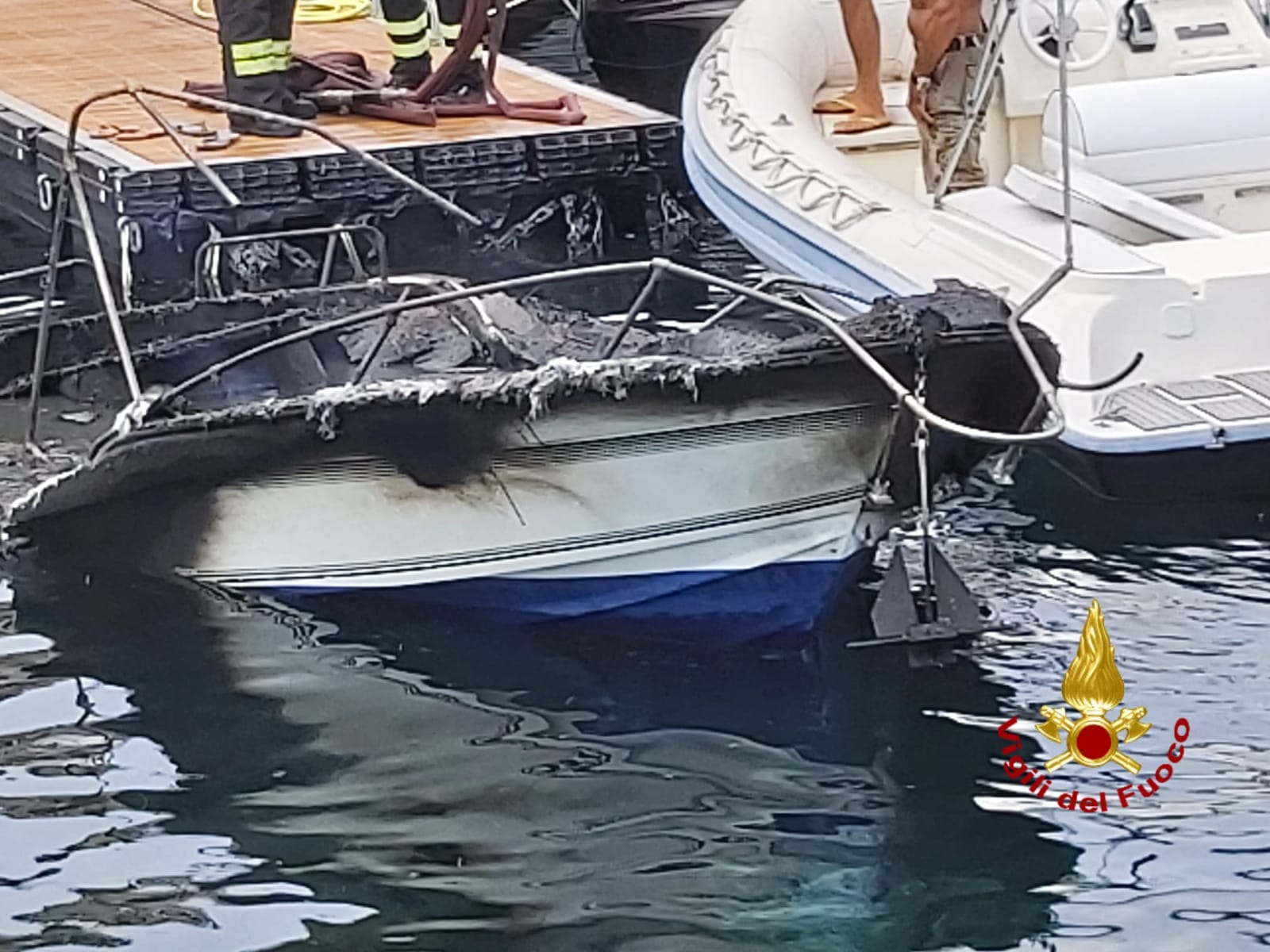 INCENDIO DI IMBARCAZIONI A S. MARIA LA SCALA , DUE FERITI, UNO CON GRAVI USTIONI