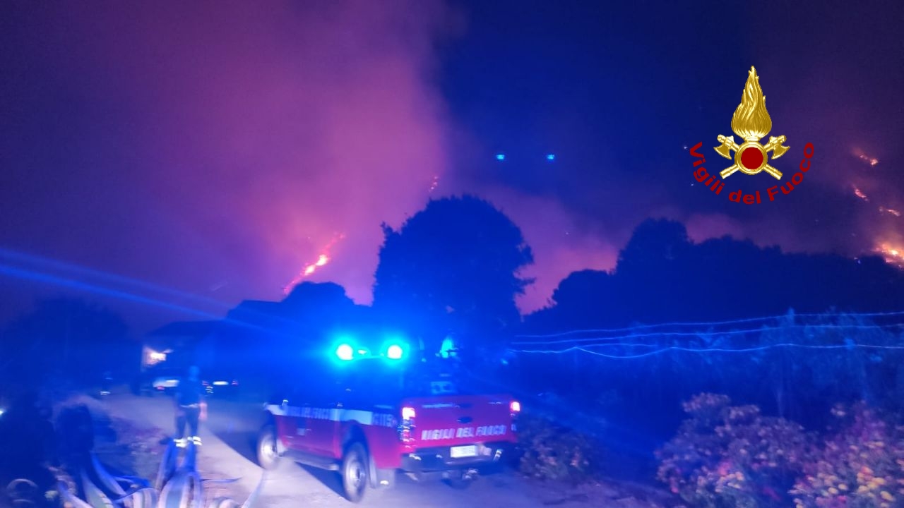 MONTE GORNA IN FIAMME: INCENDIO, FRA TRECASTAGNI E VIAGRANDE, EVACUATE PERSONE