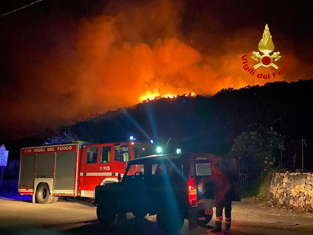 VASTO INCENDO A CASTIGLIONE DI SICILIA ,IN AZIONE CANADAIR ED ELICOTTERI