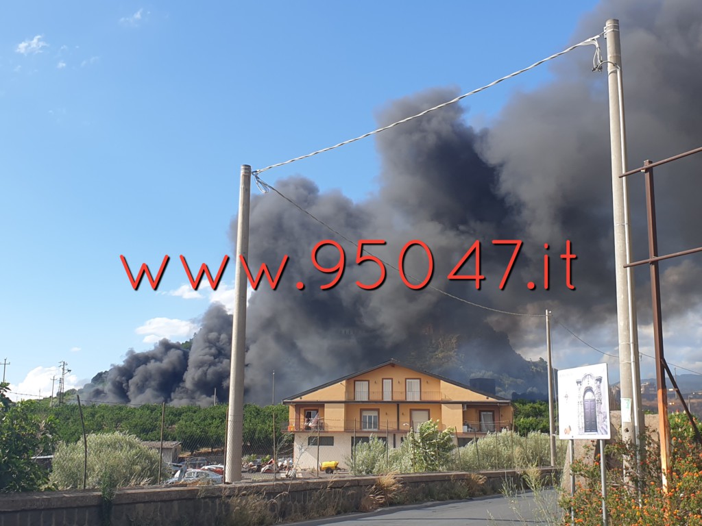 PATERNÒ: STERPAGLIE E RIFIUTI IN FIAMME, DENSA COLONNA DI FUMO NERO IN CIELO