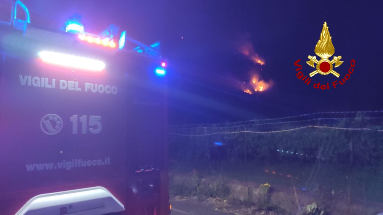 MONTE GORNA IN FIAMME: INCENDIO, FRA TRECASTAGNI E VIAGRANDE, EVACUATE PERSONE