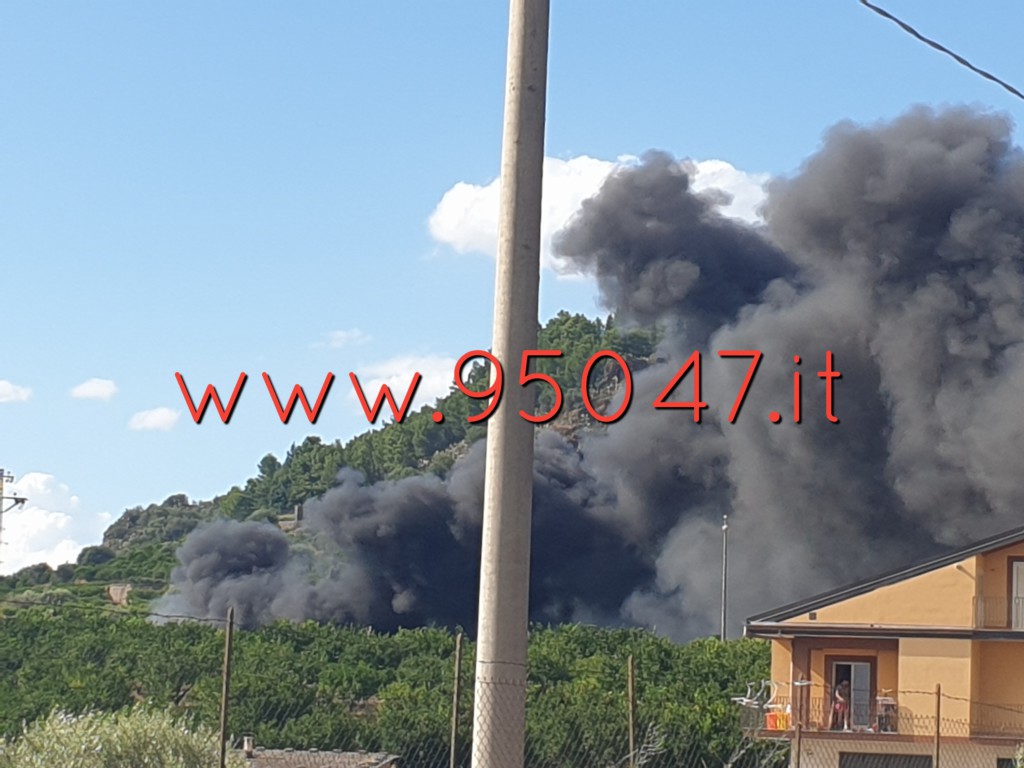 PATERNÒ: STERPAGLIE E RIFIUTI IN FIAMME, DENSA COLONNA DI FUMO NERO IN CIELO