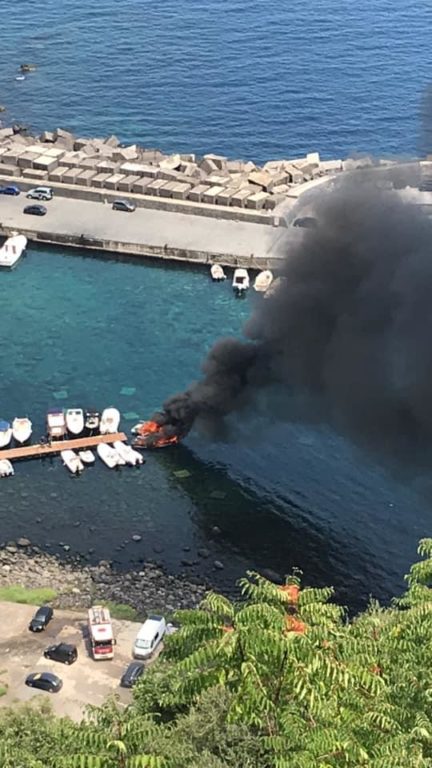 IN FIAMME IMBARCAZIONE A SANTA MARIA LA SCALA