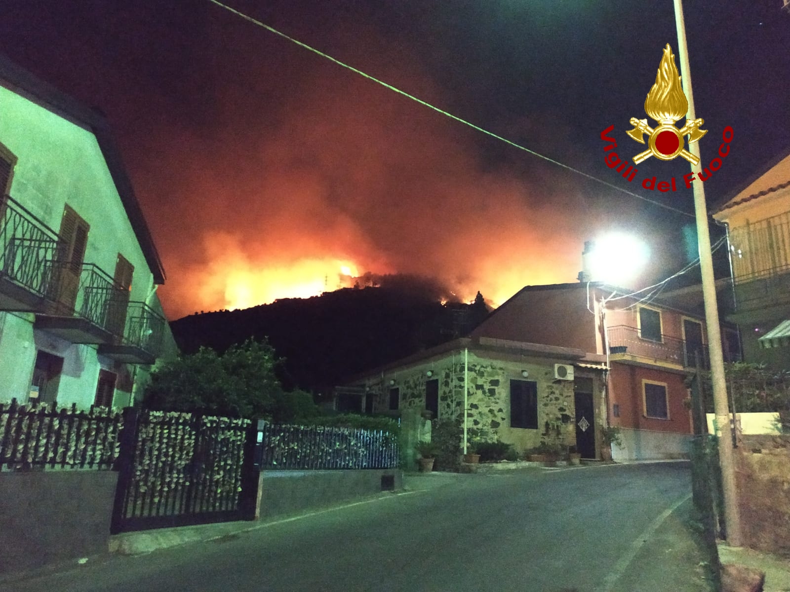 VASTO INCENDO A CASTIGLIONE DI SICILIA ,IN AZIONE CANADAIR ED ELICOTTERI
